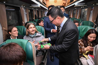 Đêm giao thừa, Tổng Biên tập báo Nhân Dân lì xì hành khách trên chuyến tàu hạnh phúc 