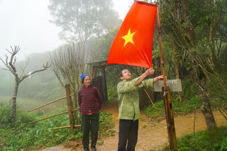 Người dân đón Tết trên đỉnh Son, Bá, Mười