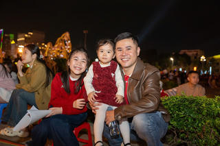 Người dân đổ về quảng trường Lam Sơn chờ xem pháo hoa