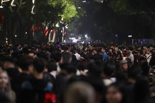 Hà Nội: Dòng người ùn ùn đổ về hồ Hoàn Kiếm đón giao thừa