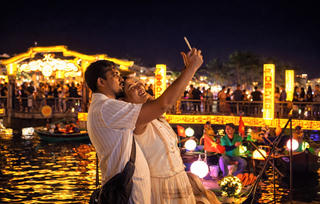 Đà Nẵng: Hội An lung linh đèn lồng, tấp nập người chờ đón năm mới