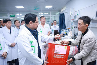Thủ tướng chúc Tết, kiểm tra công tác ứng trực của ngành Y tế tại Hà Nội
