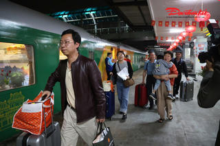 Đêm giao thừa đáng nhớ của 450 hành khách trên chuyến tàu xuyên Tết