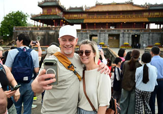 Đông đảo du khách tham quan di sản Huế trong ngày đầu năm mới