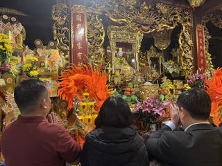 Đông đảo người dân chiêm bái Đền Chợ Củi ngày đầu năm