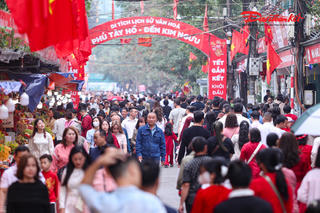 Dòng người nườm nượp về đền, chùa Hà Nội cầu an ngày đầu năm