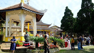 
Đi chùa đầu năm mới
