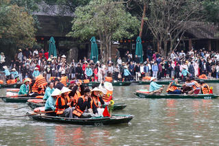 Dòng người đổ về Ninh Bình du xuân mùng 3 Tết