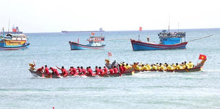 Khánh Hòa: Không khí đua thuyền Rồng đầu năm mới của ngư dân