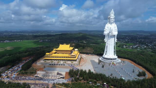 Quảng Ngãi: Dòng người chiêm bái tượng Quan Âm cao nhất Đông Nam Á dịp Tết