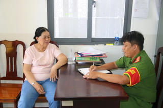 Tóm gọn người phụ nữ 'săn' người đeo vàng để cướp