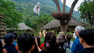 Du khách ấn tượng với các show thực cảnh tại Ninh Bình