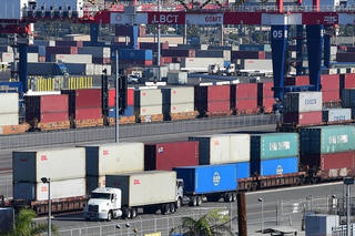 Tổng thống Trump tuyên bố tạm áp thuế toàn cầu 10% sau phán quyết của Tòa án Tối cao