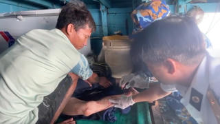 Nhà giàn DK1 cấp cứu ngư dân bị tai nạn trên biển