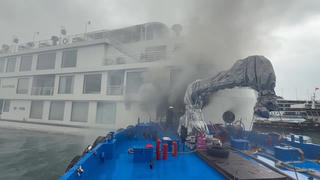 Cứu hộ 32 người trên tàu du lịch bị cháy 