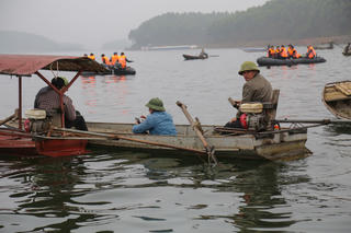 Tìm thấy thêm 4 thi thể trong vụ lật thuyền chở khách ở hồ Thác Bà
