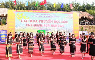 Quảng Ngãi: Sôi động giải đua thuyền độc mộc trên sông Đăk Bla