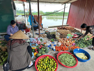 Hàng hóa dồi dào, giá cả ổn định