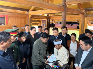 Phó Thủ tướng Trần Hồng Hà thăm hỏi gia đình các nạn nhân vụ tai nạn giao thông đường thủy tại Lào Cai