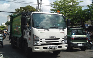 Đà Nẵng: Tăng cường lực lượng thu gom rác sau tết