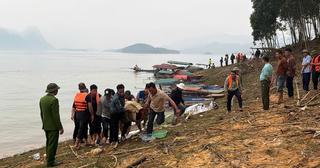 Khắc phục hậu quả vụ tai nạn giao thông đường thủy đặc biệt nghiêm trọng trên hồ Thác Bà