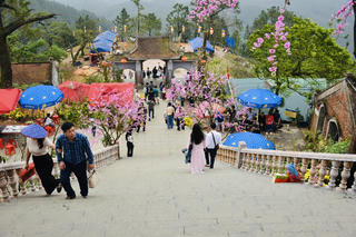 Hà Tĩnh: Đông đảo khách du xuân chùa Hương Tích