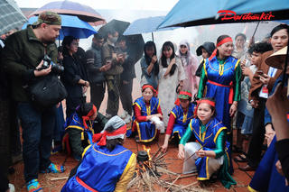 Giữ lửa truyền thống qua hội thi thổi cơm làng Thị Cấm