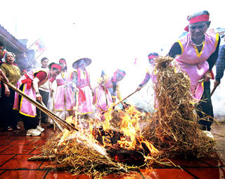 Về làng Thị Cấm xem hội kéo lửa, thổi cơm thi
