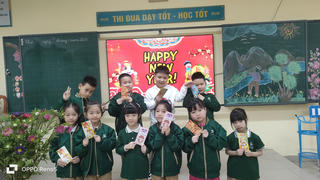 Sát ngày vía Thần Tài, phụ huynh tính toán dùng tiền lì xì mua vàng tích trữ