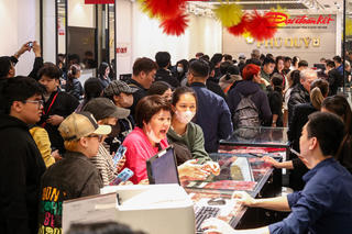 Người dân xếp hàng từ rạng sáng mua vàng ngày vía Thần Tài