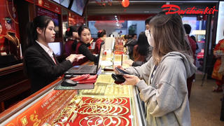 Vía Thần Tài 2026: Giá vàng lập đỉnh, người dân vẫn đội mưa xếp hàng mua “lộc” đầu năm