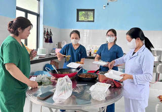 Đà Nẵng: Ấm lòng bếp ăn tình thương nơi vùng cao 