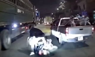 Xác minh clip ô tô bán tải chèn ngã xe máy giữa đường phố Hà Nội