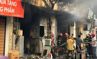 Hà Nội: Cháy lớn trên phố Bắc Cầu, thiêu rụi nhiều tài sản