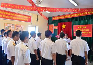 Chiến sỹ nhà giàn DK1 bắt đầu bỏ phiếu bầu cử trên biển