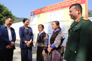 Phó Chủ tịch - Tổng Thư ký Ủy ban Trung ương MTTQ Việt Nam Hà Thị Nga tiếp xúc cử tri ở xã Khoen On