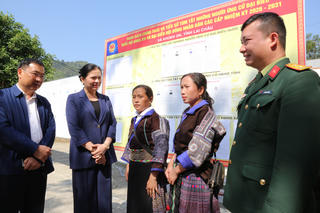 Phó Chủ tịch - Tổng Thư ký Ủy ban Trung ương MTTQ Việt Nam Hà Thị Nga tiếp xúc cử tri ở xã Khoen On