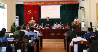 Hình ảnh Phó Chủ tịch - Tổng Thư ký Ủy ban Trung ương MTTQ Việt Nam Hà Thị Nga tiếp xúc cử tri tại xã Khoen On