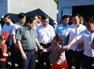 Thủ tướng thăm nhân dân khu tái định cư xã Tuy An Tây