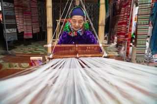 Về Pù Luông xem người dân dệt thổ cẩm