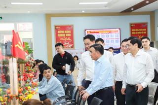 Thường trực Ban Bí thư Trần Cẩm Tú thăm hoạt động của Trung tâm Phục vụ hành chính công ở Đà Nẵng