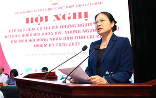 Hình ảnh Phó Chủ tịch - Tổng Thư ký Hà Thị Nga tiếp xúc cử tri, tặng quà gia đình chính sách ở xã Tân Uyên