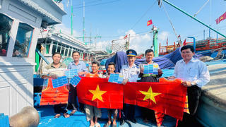 Gia Lai: Cảnh sát biển đồng hành cùng ngư dân ra quân đánh bắt đầu xuân