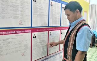 Già làng, trưởng thôn chung tay vận động cử tri vùng cao đi bầu cử