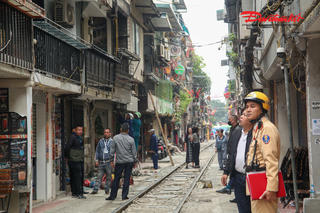 Hà Nội xử lý vi phạm tại “phố cà phê đường tàu”, bảo đảm an toàn giao thông đường sắt