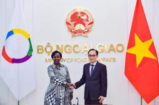 Bộ trưởng Ngoại giao Lê Hoài Trung hội đàm với Tổng Thư ký Pháp ngữ Louise Mushikiwabo