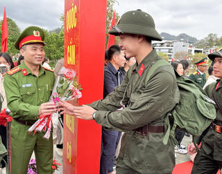 Thanh niên Sơn La hồ hởi lên đường nhập ngũ