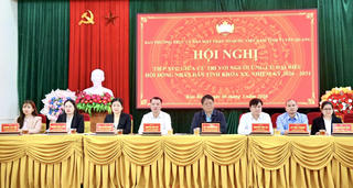 Phó Chủ tịch Thường trực MTTQ tỉnh Tuyên Quang lắng nghe cử tri Kim Bình