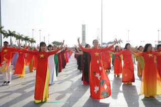 Đà Nẵng: Quảng trường 29/3 rực rỡ áo dài trong ngày Quốc tế phụ nữ