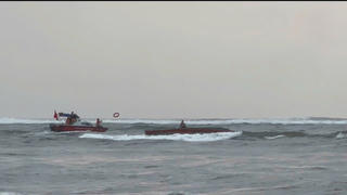 Quảng Trị: Ứng cứu tàu và 5 ngư dân gặp nạn khi đang vào bờ